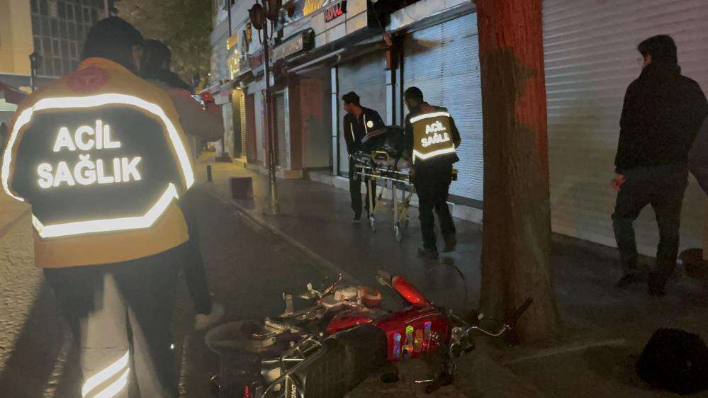 Çarptığı bekçi için ağlayan motosikletliyi diğer bekçiler teselli etti 6